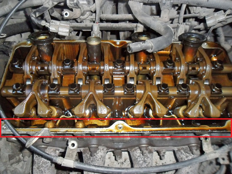 Двигатель со снятой крышкой ГБЦ Mitsubishi Outlander I 2003 - 2008