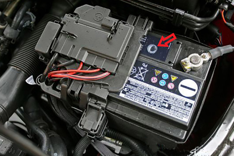 Индикатор уровня электролита в аккумуляторе Skoda Rapid
