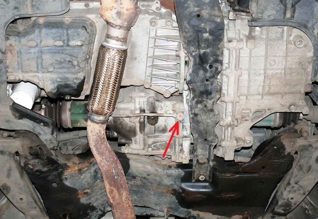Размещение штуцера крепления трубки отвода охлаждающей жидкости от раздаточной коробки полноприводных Mitsubishi Outlander I