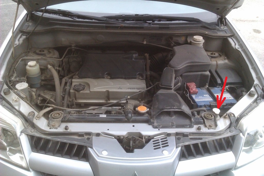 Размещение расширительного бачка системы охлаждения двигателя 4G69 Mitsubishi Outlander I