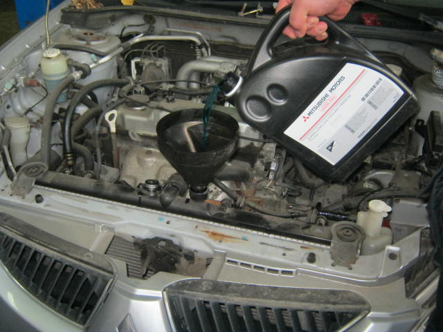 Заливание жидкости в радиатор системы охлаждения двигателя Mitsubishi Outlander I