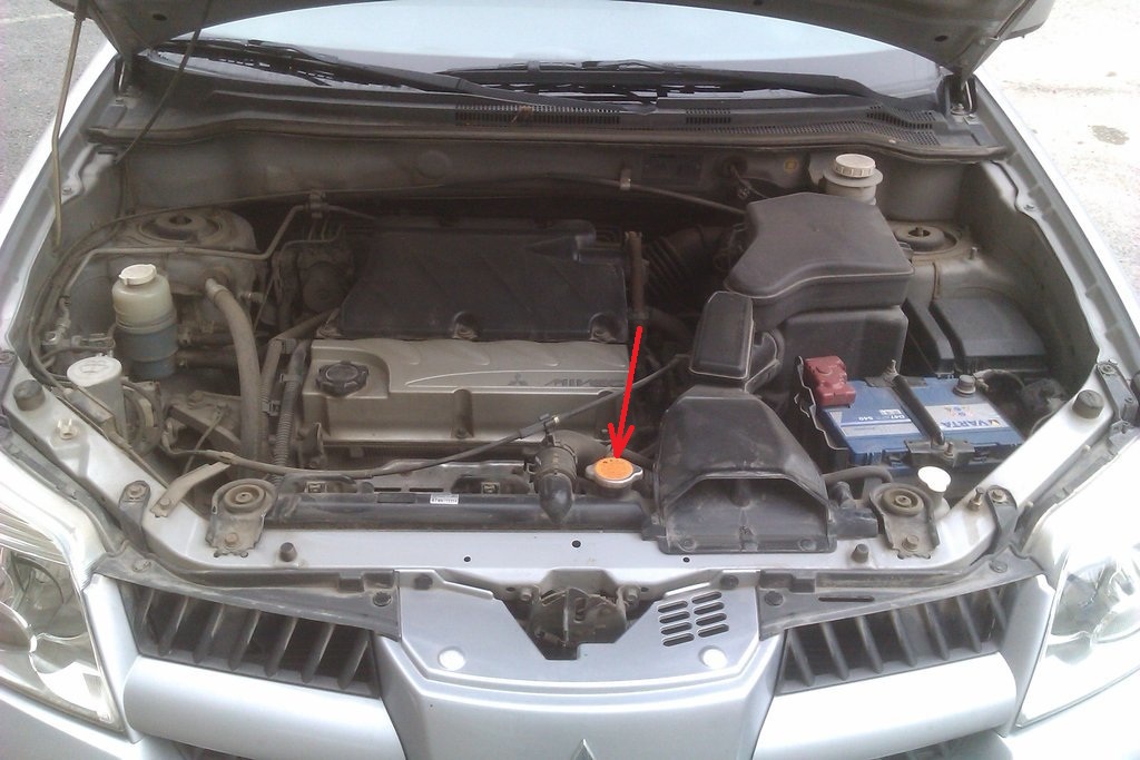 Размещение крышки радиатора системы охлаждения двигателя 4G69 Mitsubishi Outlander I