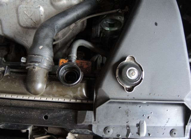 Снятая крышка радиатора системы охлаждения двигателя Mitsubishi Outlander I