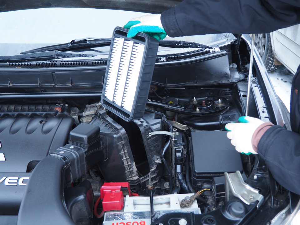 Извлечение загрязненного фильтрующего элемента воздушного фильтра двигателя 6B31 Mitsubishi Outlander XL