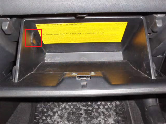 Расположение ограничителя отрывания крышки перчаточного ящика Mitsubishi Outlander I 2003 - 2008