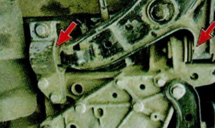 Расположение сайлентблоков в местах крепления рычагов к поперечине Шкода Октавия