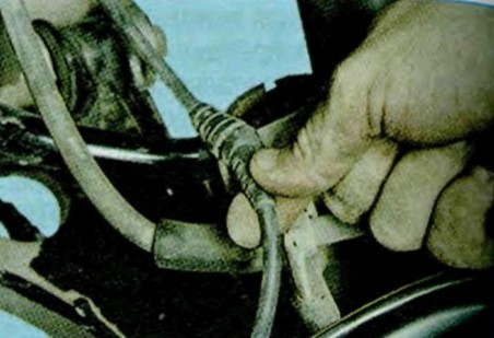 Извлечение из кронштейна поворота кулака провод датчика частоты вращения переднего колеса Шкода Октавия