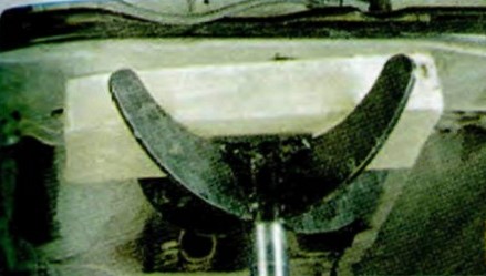 Поднятие и установка передней части автомобиля на опору Шкода Октавия