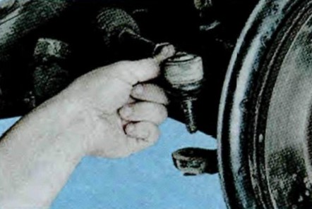 Извличение пальца наружного наконечника рулевой тяги из рычага поворотного кулака Шкода Октавия