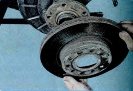 Снятие тормозного диска тормозного механизма переднего колеса Шкода Октавия