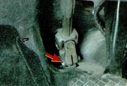 Откручивание болта клеммового соединения рулевой колонки и вала рулевого механизма Шкода Октавия
