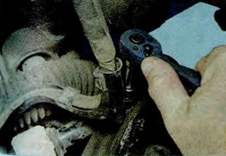 Выкручивание болта крепления держателя жгута проводов рулевого механизма Шкода Октавия