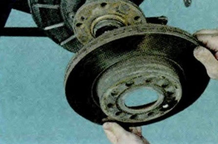 Снятие диск тормозного механизма переднего колеса Шкода Октавия