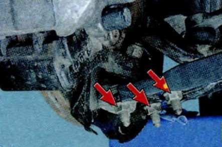 Откручивание гаек крепления шаровой опоры к правому нижнему рычагу передней подвески Шкода Октавия