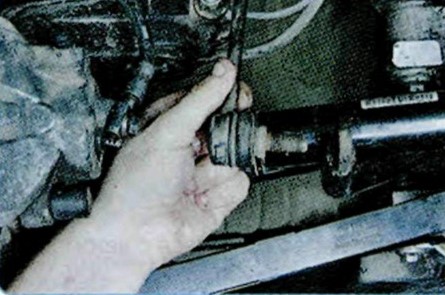 Выведение пальца нижнего шарнира стойки из проушины штанги переднего стабилизатора поперечной устойчивости Шкода Октавия