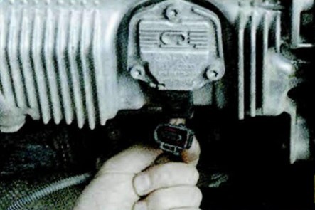 Отсоединение колодки жгута проводов от датчика уровня масла в картере двигателя Шкода Октавия