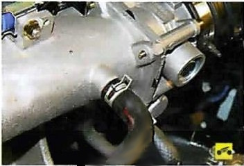 Соединение шланга вакуумного усилителя со штуцером Nissan Almera Classic
