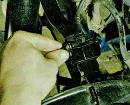 Извлечение втулки провода датчика частоты вращения заднего колеса из прорези кронштейна Шкода Октавия