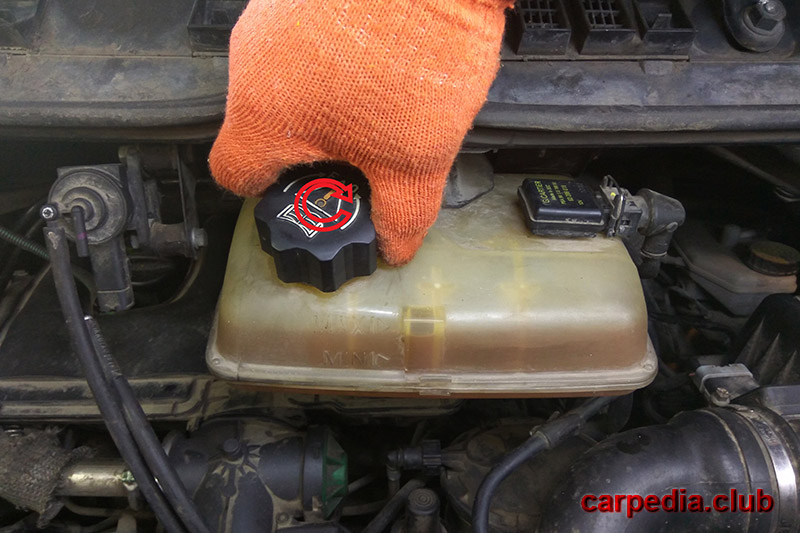 Закручивание обратно крышки бачка системы охлаждения Peugeot Expert I
