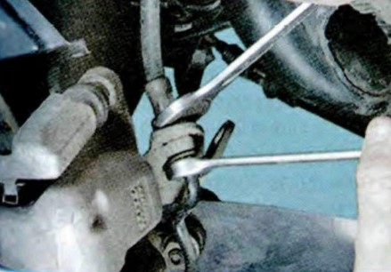 Отсоединение тормозных шлангов от тормозных механизмов задних колес Шкода Октавия