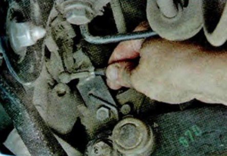 Отсоединение наконечников тросов стояночного тормоза от рычагов механизмов привода стояночного тормоза Шкода Октавия