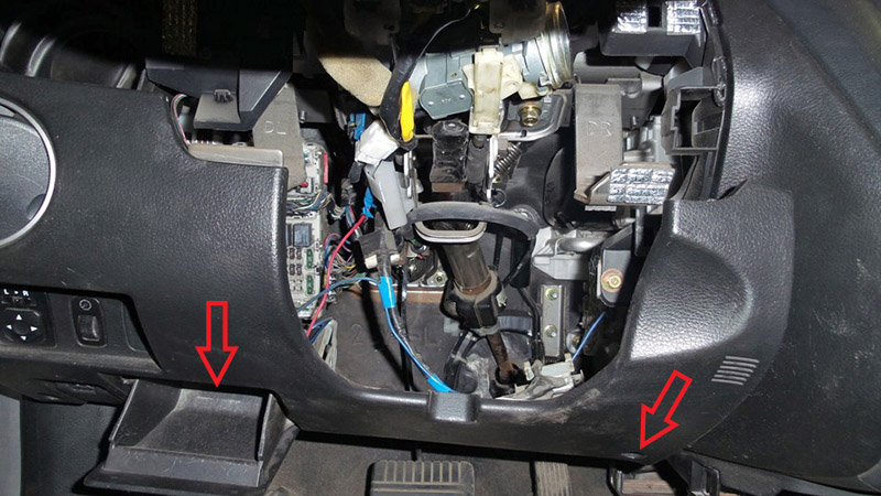Расположение винтов крепления нижней панели в ногах водителя Mitsubishi Outlander I 2003 - 2008