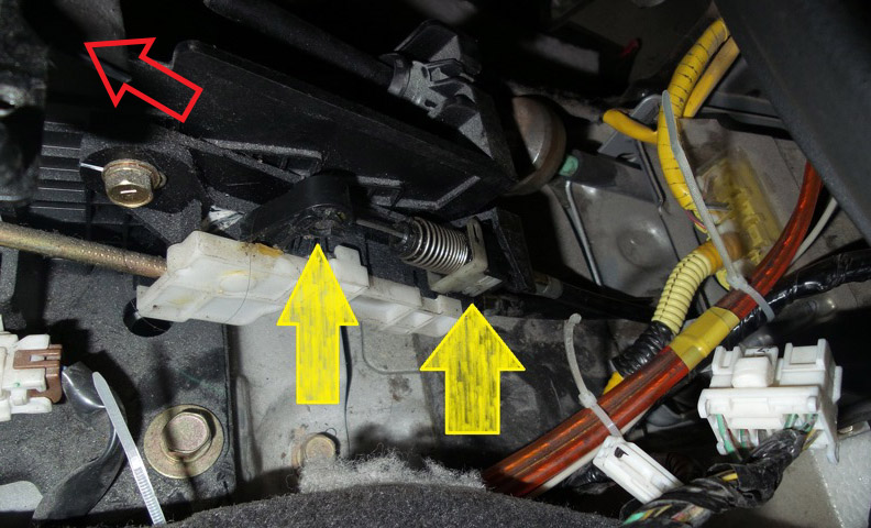 Крепления троса блокировки АКПП к рычагу переключения передач Mitsubishi Outlander I 2003 - 2008