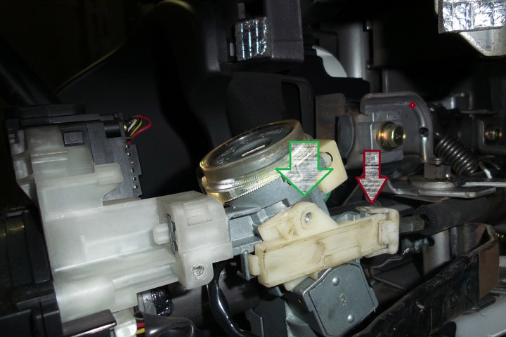 Расположение пластиковой коробки крепления троса блокировки АКПП к замку зажигания Mitsubishi Outlander I 2003 - 2008