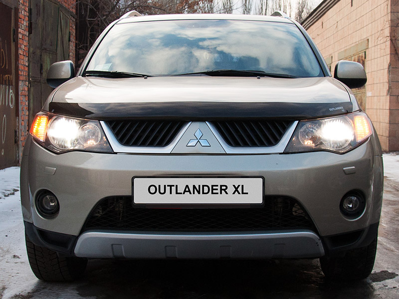 Включенные лампы передних указателей поворота Mitsubishi Outlander XL