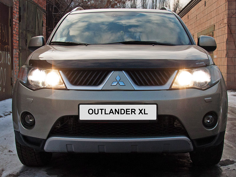 Включены лампы дальнего и ближнего света Mitsubishi Outlander XL