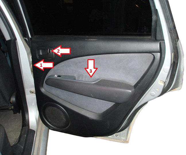 Точки крепления обшивки задней двери Mitsubishi Outlander I