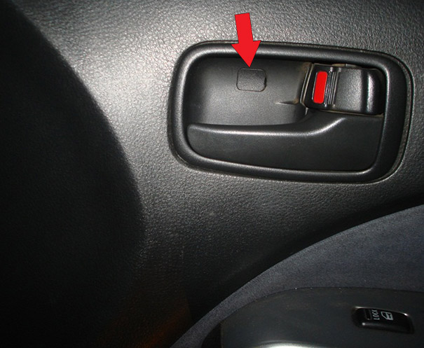 Заглушка самореза в нише ручки передней двери Mitsubishi Outlander I 2003 - 2008