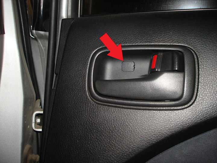 Заглушка самореза в нише ручки задней двери Mitsubishi Outlander I 2003 - 2008