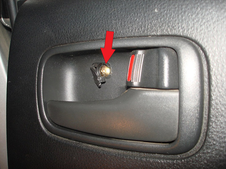 Саморез в нише ручки задней двери Mitsubishi Outlander I 2003 - 2008