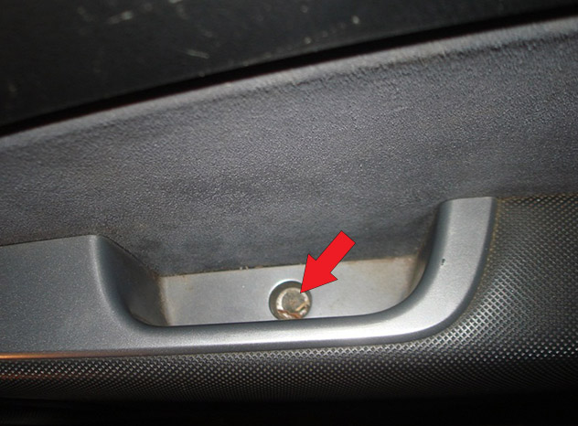 Крепление обшивки в ручке задней двери Mitsubishi Outlander I 2003 - 2008