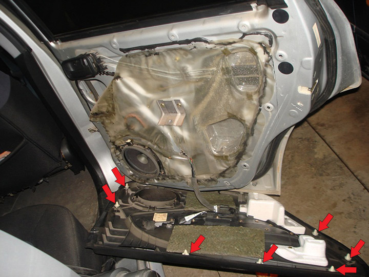 Снятие обшивки задней двери Mitsubishi Outlander I 2003 - 2008