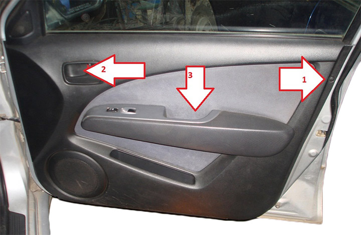 Точки крепления обшивки передней двери Mitsubishi Outlander I 2003 - 2008