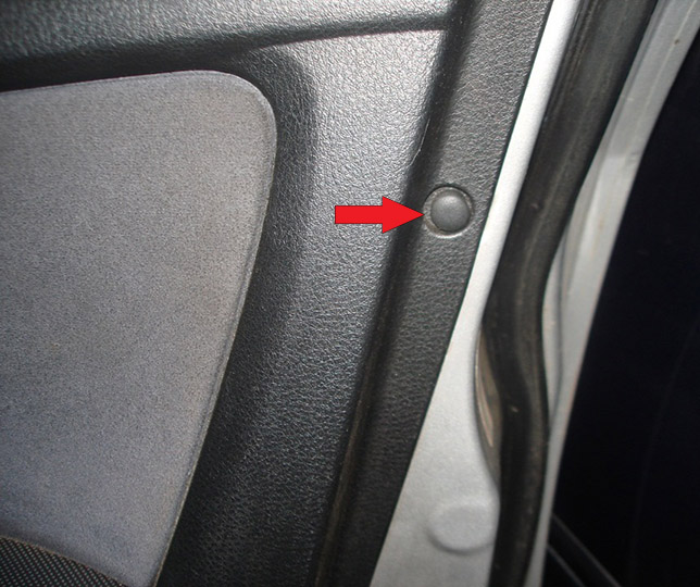 Заглушка винта передней двери Mitsubishi Outlander I 2003 - 2008