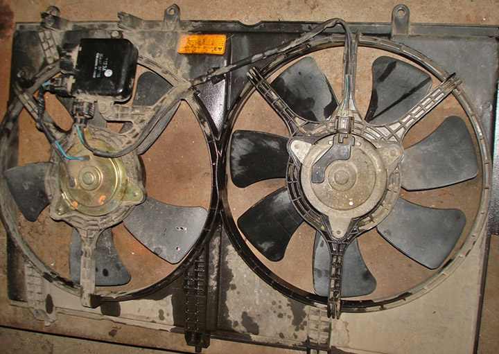 Установленные вентиляторы радиатора и кондиционера Mitsubishi Outlander I 2003 - 2008