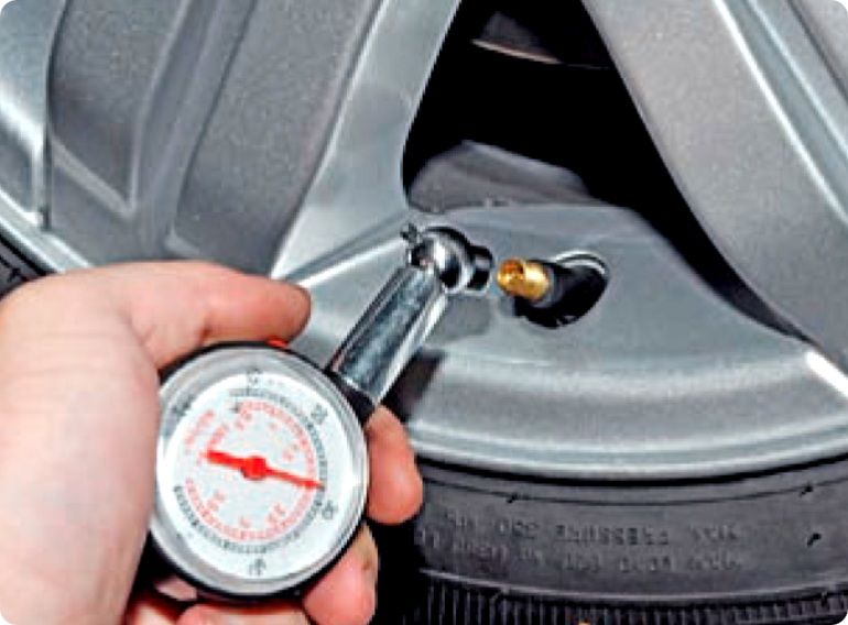 Проверка давления воздуха в шине Chevrolet Lanos
