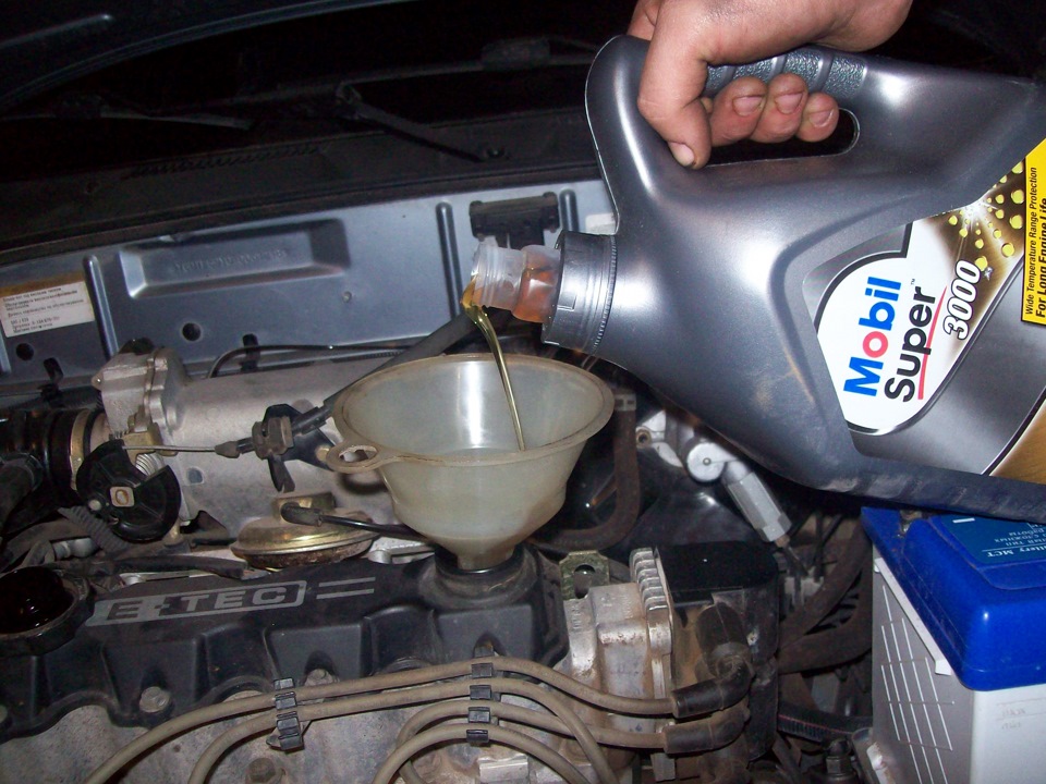 Доливка моторного масла в двигатель Chevrolet Lanos