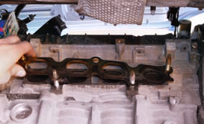 Снятие установленной на шпильках головки блока прокладки автомобиле Ford Focus 2