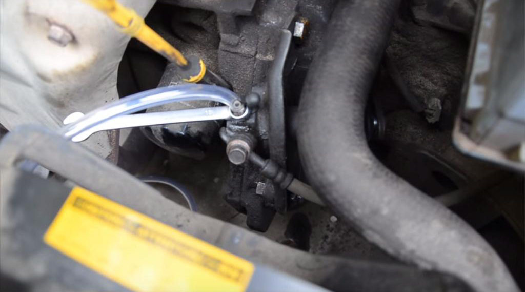 Установка инструментов и деталей для прокачки сцепления Chevrolet Lanos 
