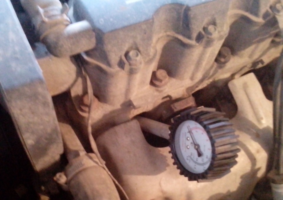 Установка компрессометра в проверяемый цилиндр Chevrolet Lanos