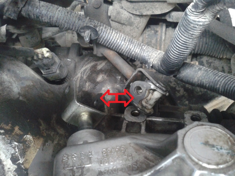 Снятие стопорного кольца и фиксатора вилок механизма переключения передач Chevrolet Lanos
