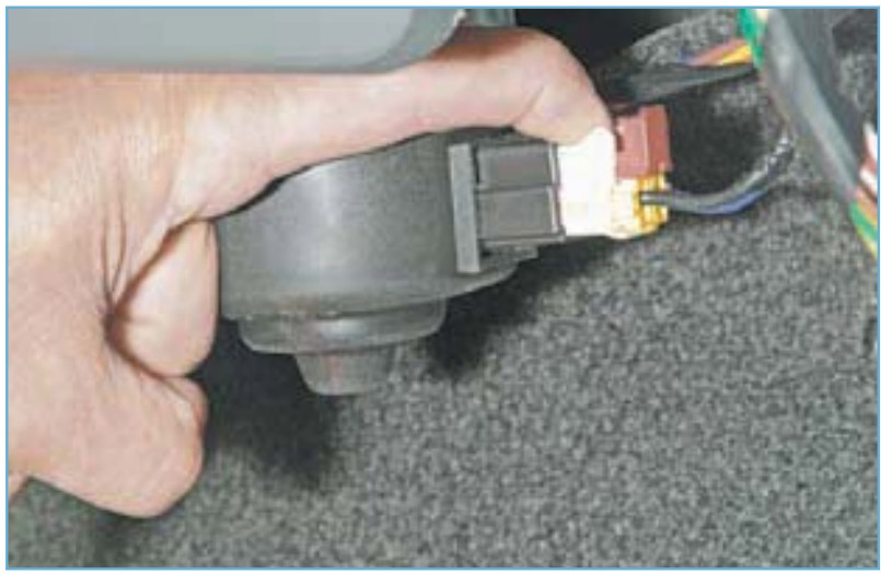Отсоединение колодки жгута от проводов колодки электродвигателя Chevrolet Lanos