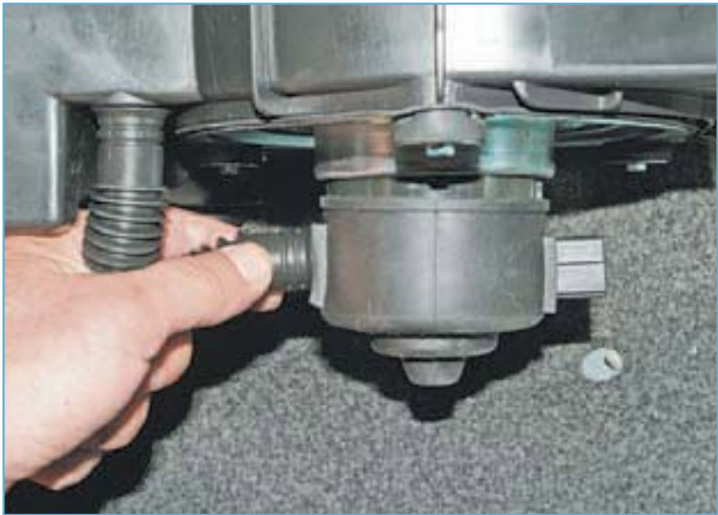 Отсоединение шланга вентиляции электродвигателя от патрубка Chevrolet Lanos