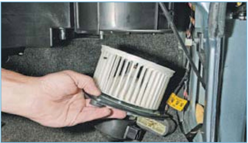 Извлечение вентилятора из корпуса отопления Chevrolet Lanos