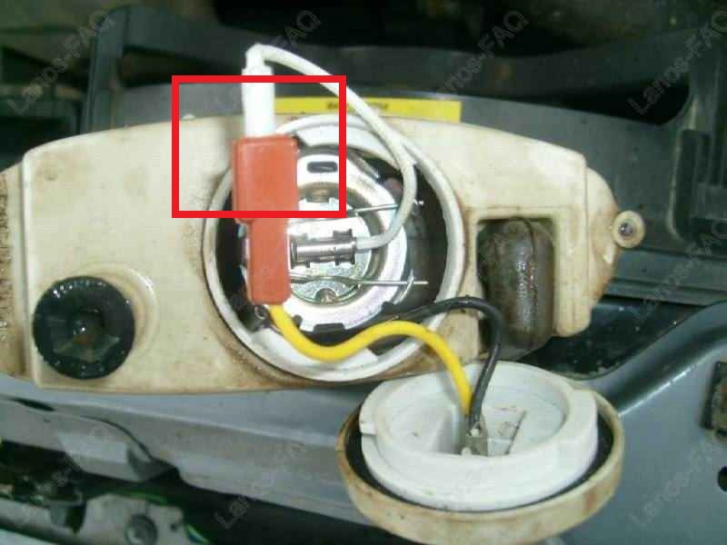 Отсоединение наконечника провода от колодки проводов Chevrolet Lanos