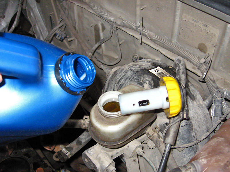 Доливка тормозной жидкости в бачок Daewoo Sens